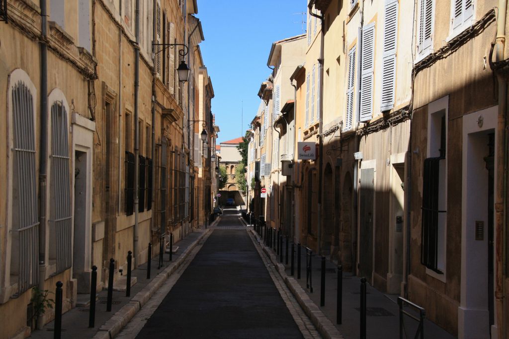 Rue Cardinale, Aix-en-Provence (opposite to the really old, medieval city; an area built in the 17th and 18th centuries)