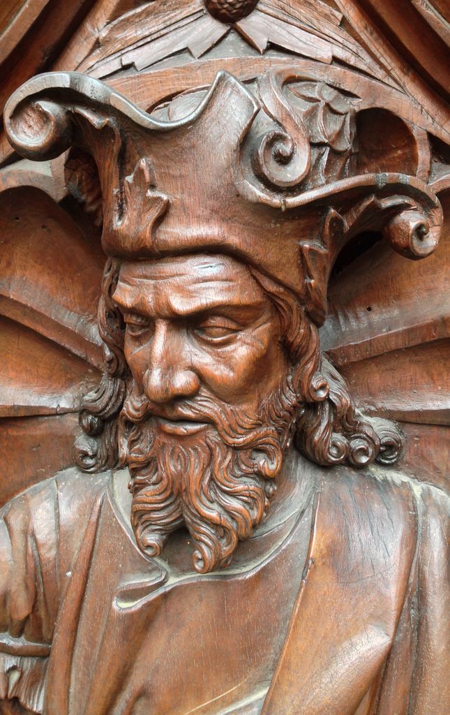 Details of the wooden door of the cathedral (carved into the wood...)