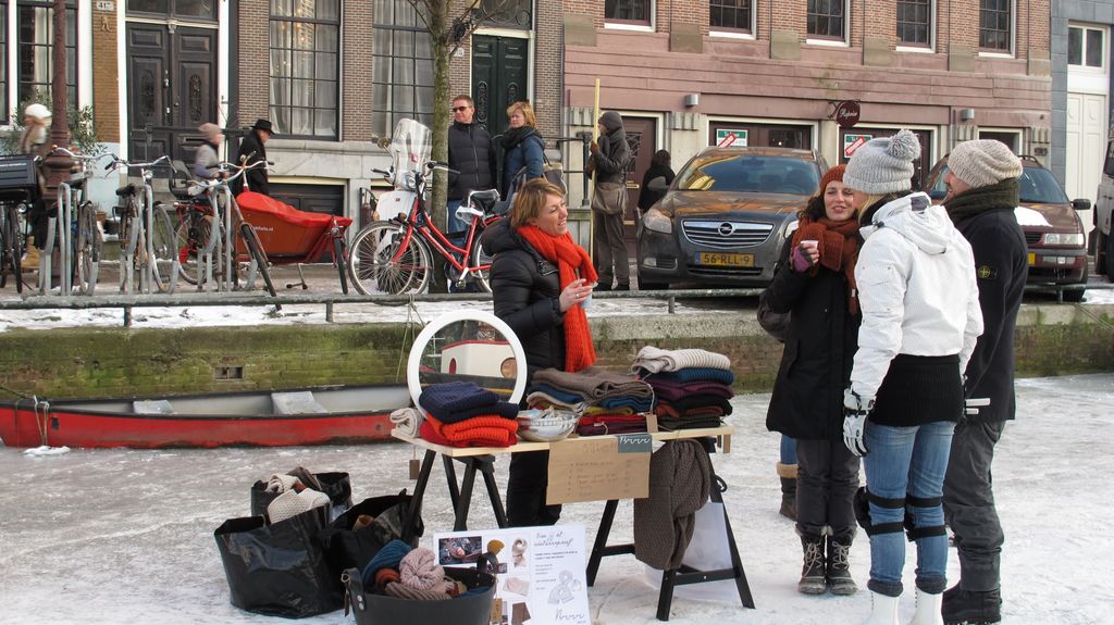 Incredible winter in Amsterdam... (Prinsengracht): business everywhere:-)