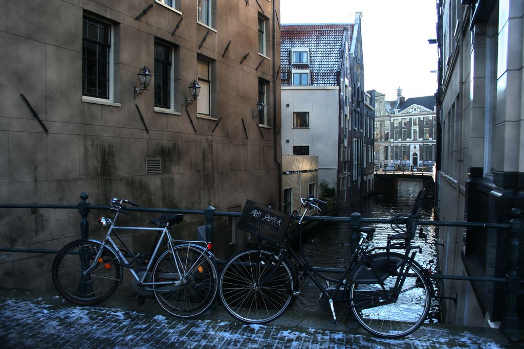 By the Single, a very small canal connecting the Singel to the Herengracht