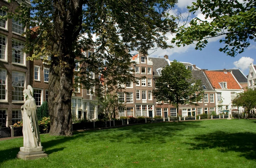 Begijnhoof, Amsterdam (“Begijnhoof” stands for a form of religious communities for women; not like cloisters because members did not take a vow for life. These “semi-cloisters” were around primarily in the Netherlands and in Flanders)