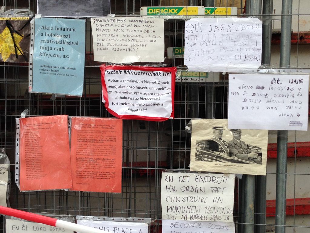 Manifestation at the creation of a new monument in Budapest, Szabadság tér