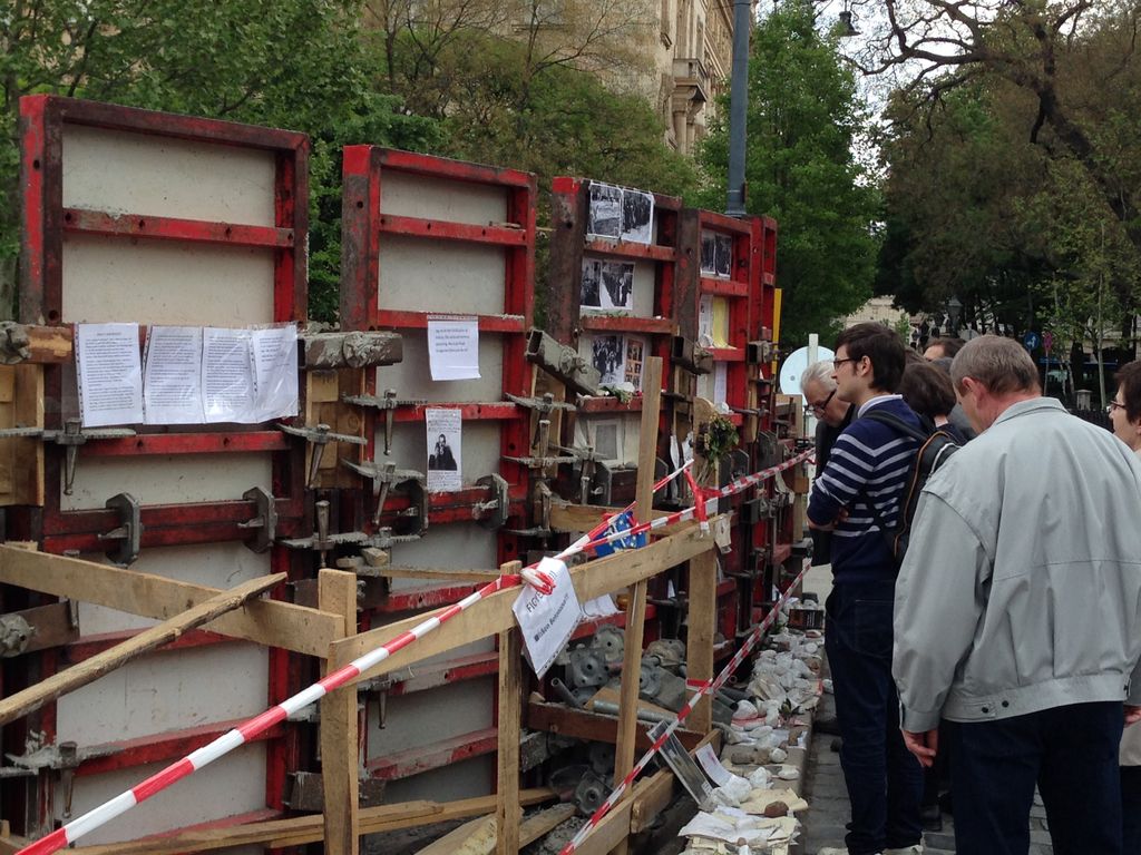 Manifestation at the creation of a new monument in Budapest, Szabadság tér