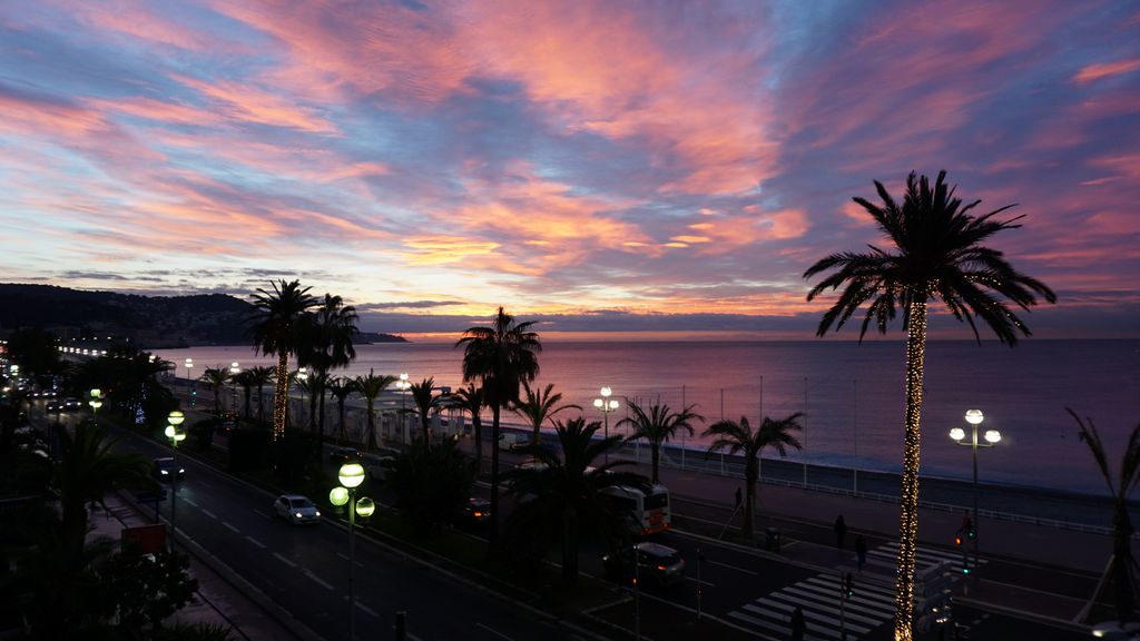 Sea in Nice, at dawn