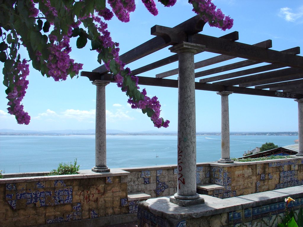 Miradouro Santa Lucia, overlooking the river over Alfama