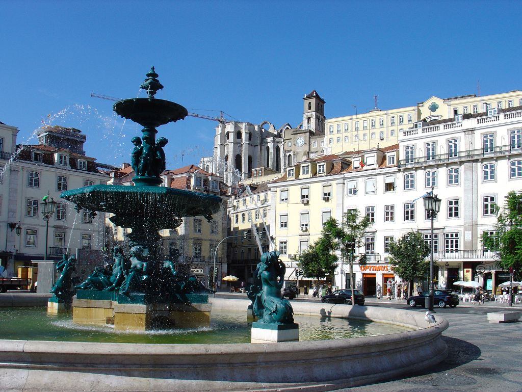 Praça Dom Pedro IV, at the back the ruins of the Carmelite Cloister