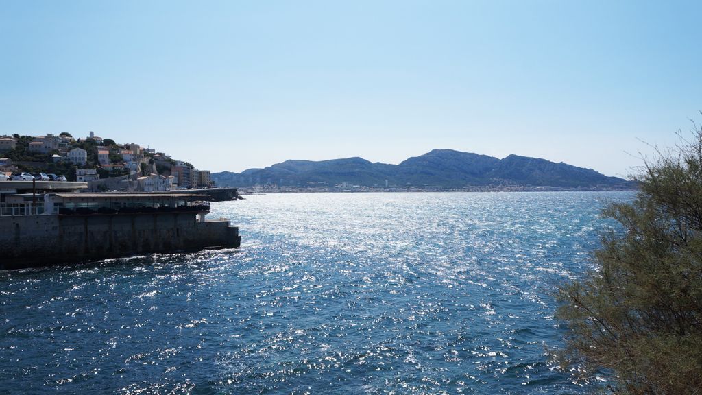 The bay of Marseille, on a late summer day