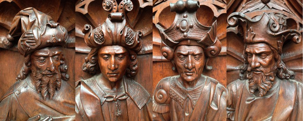 Details of the wooden door of the cathedral (carved into the wood...)