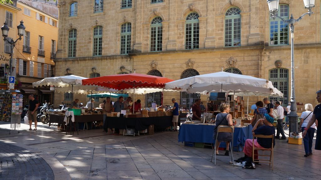 Every first Sunday of the month there is a book market at one of the central places of Aix-en-Provence…