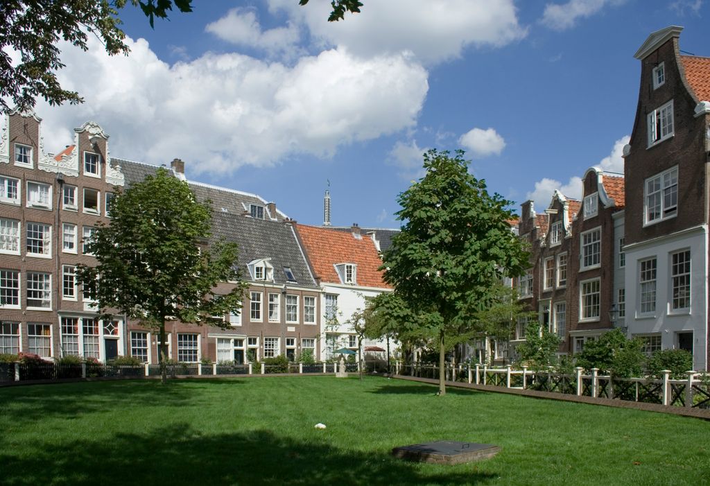Begijnhoof, Amsterdam (“Begijnhoof” stands for a form of religious communities for women; not like cloisters because members did not take a vow for life. These “semi-cloisters” were around primarily in the Netherlands and in Flanders)