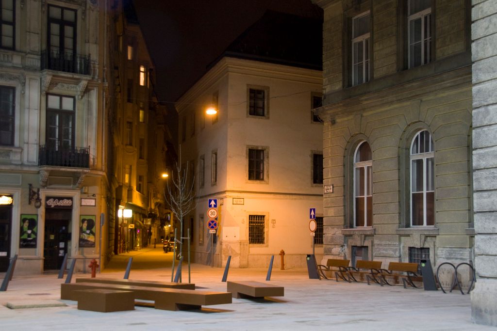Egyetem Tér (University square) at night