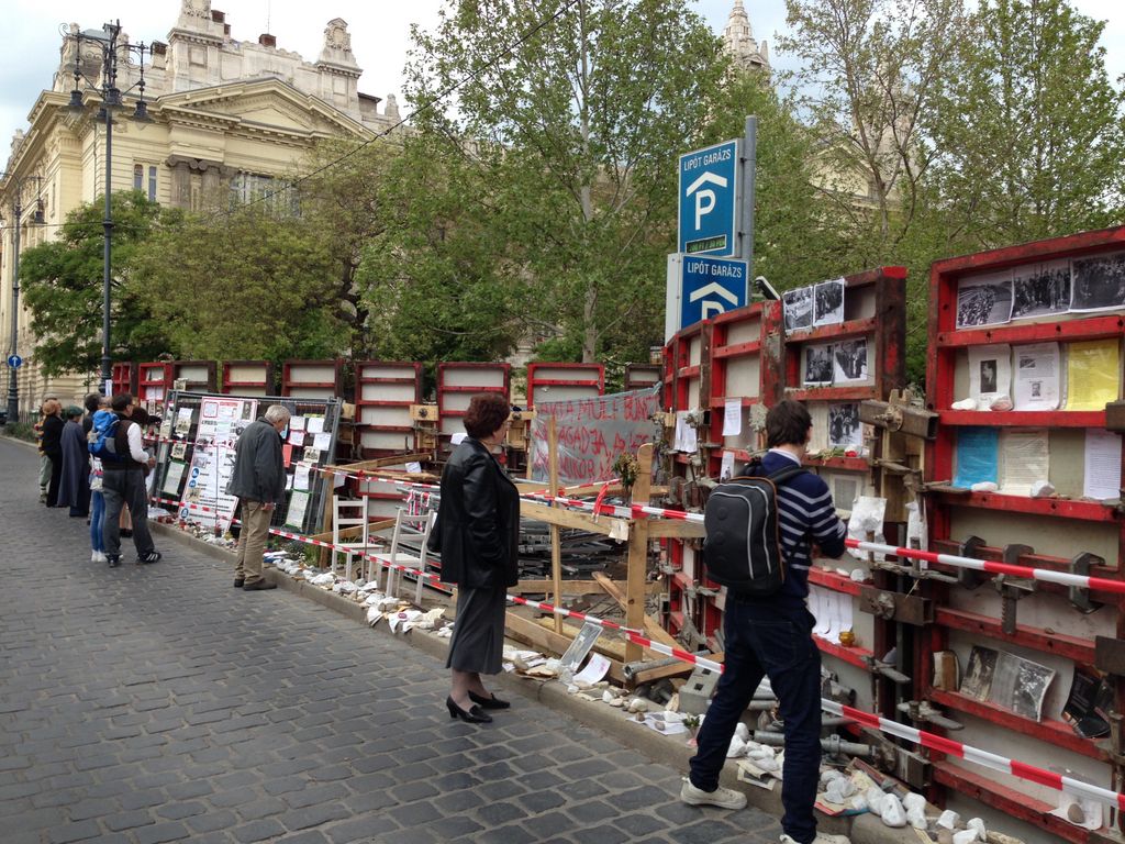 Manifestation at the creation of a new monument in Budapest, Szabadság tér