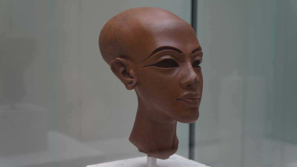 Statue of, possibly, a child of Nefertiti, Neues Museum, Berlin
