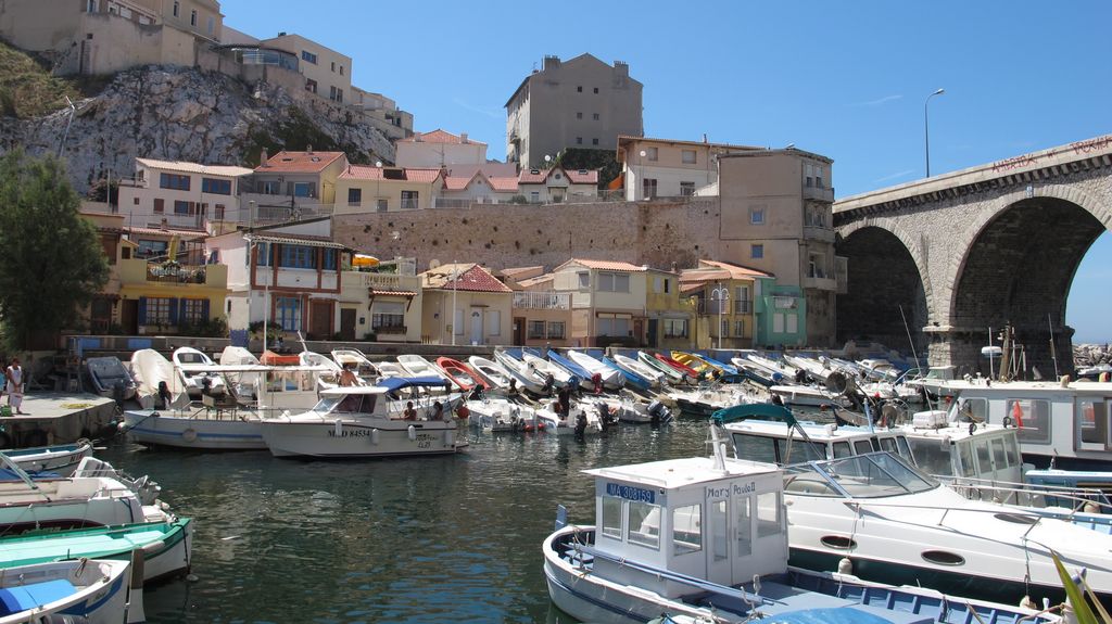 Port du Vallont-des-Auffes, Marseille: a very small former fishers' port, today completely swalled by the city...