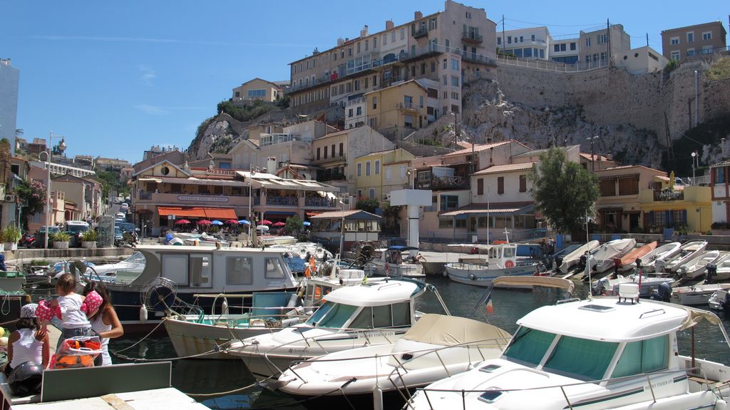 Port du Vallont-des-Auffes, Marseille: a very small former fishers' port, today completely swalled by the city...