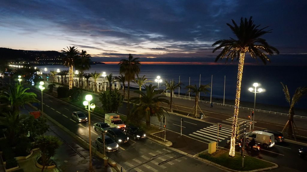 Sea in Nice, at dawn
