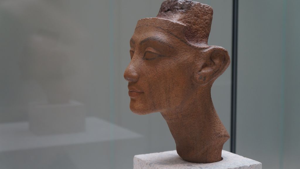 A less known statue of Queen Nefertiti, Neues Museum, Berlin